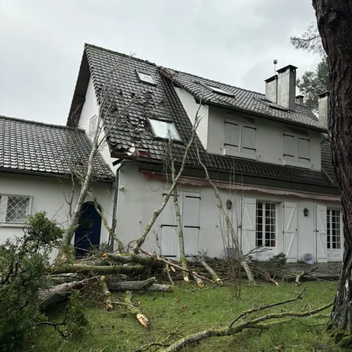 Maison avec une toiture ayant subie des dégâts après une tempête