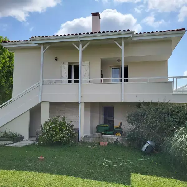 Application d'un revêtement d'impérméabilité sur une façade