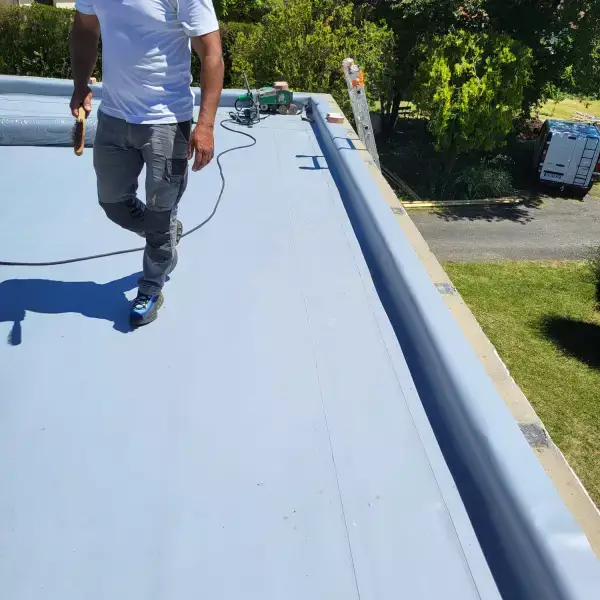 Application d'une membrane PVC sur un toit plat