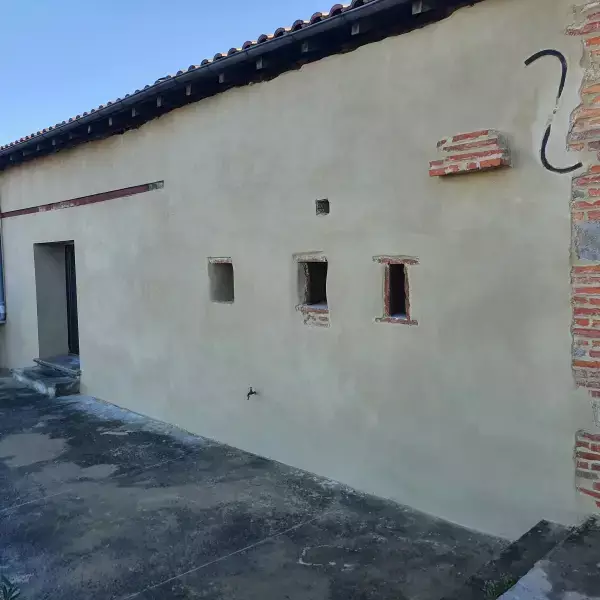 Ravalement d'une façade avec de l'enduit minéral