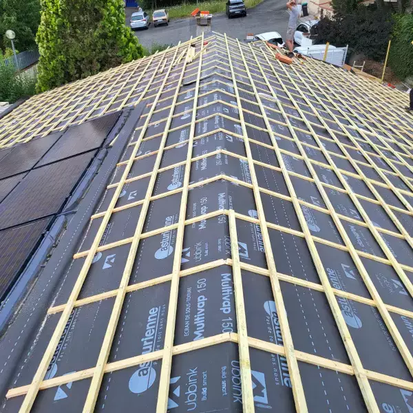 Photo d'un chantier de remplacement complet de couverture de toit