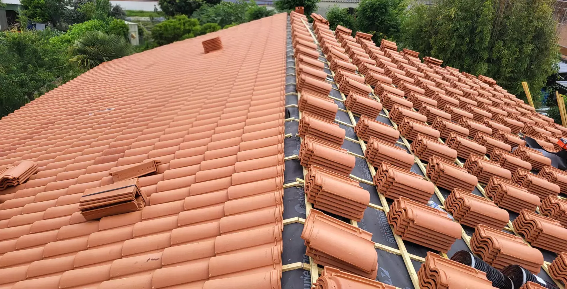 Un chantier de rénovation de toiture
